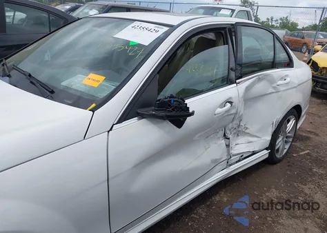 2014 Mercedes-Benz C 300 Luxury 4Matic/Sport 4Matic z USA, uszkodzony, nr VIN WDDGF8AB5ER309550